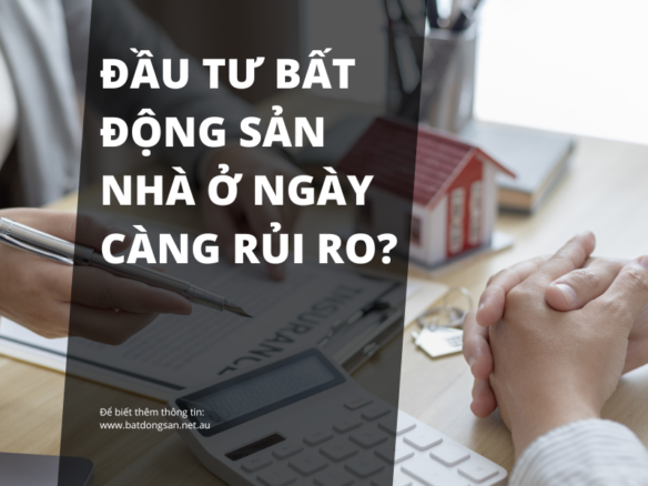 Khách hàng đang thảo luận hợp đồng ký kết đầu tư commercial property tại Melbourne bên cạnh mô hình nhà và máy tính hóa đơn.